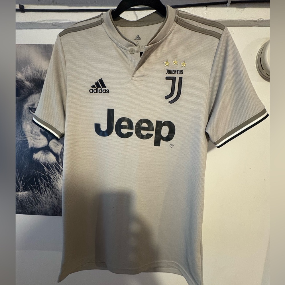 adidas Men’s Juventus Beige Football Jersey with Black Accents